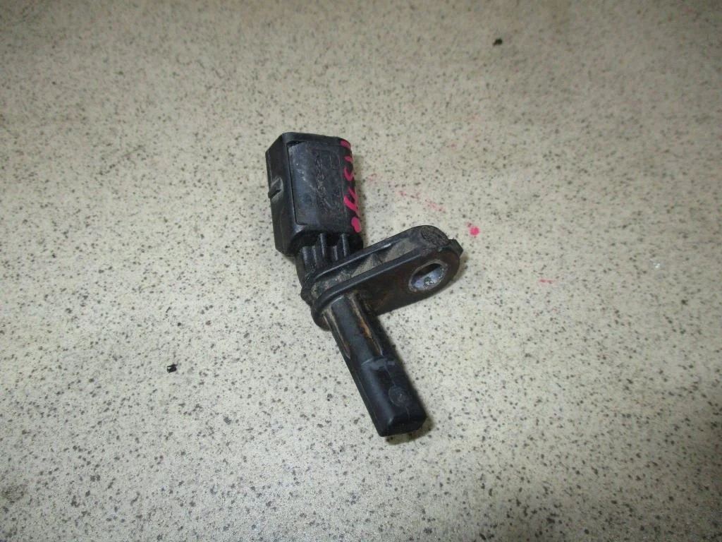 Датчик abs передний правый Volkswagen Jetta A6