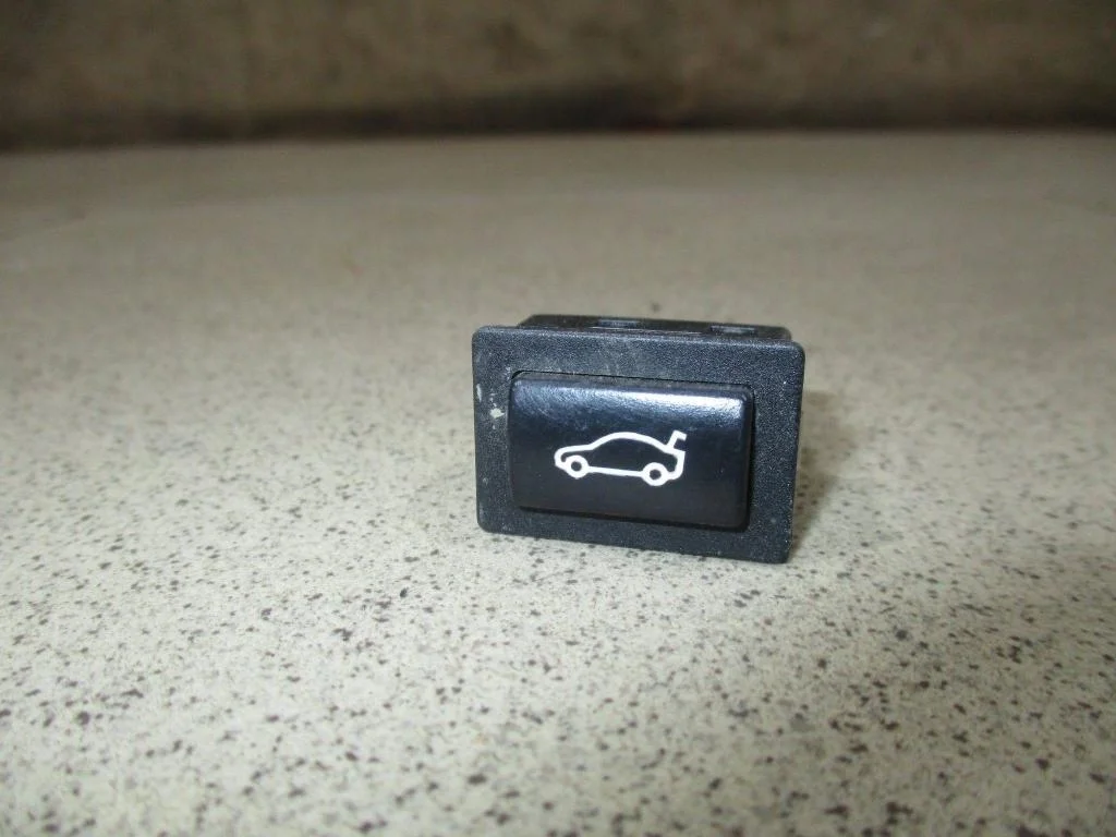 Кнопка открывания багажника BMW 5-Series E60, E61