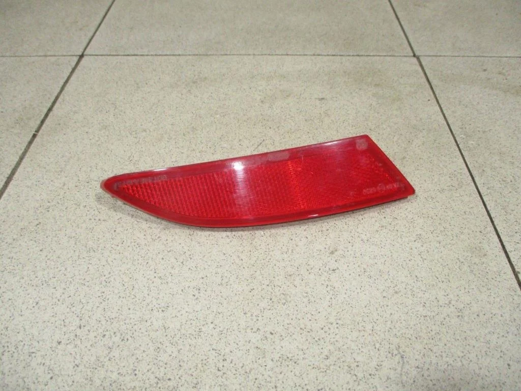 Отражатель в бампер задний правый Ford Focus 2018 3