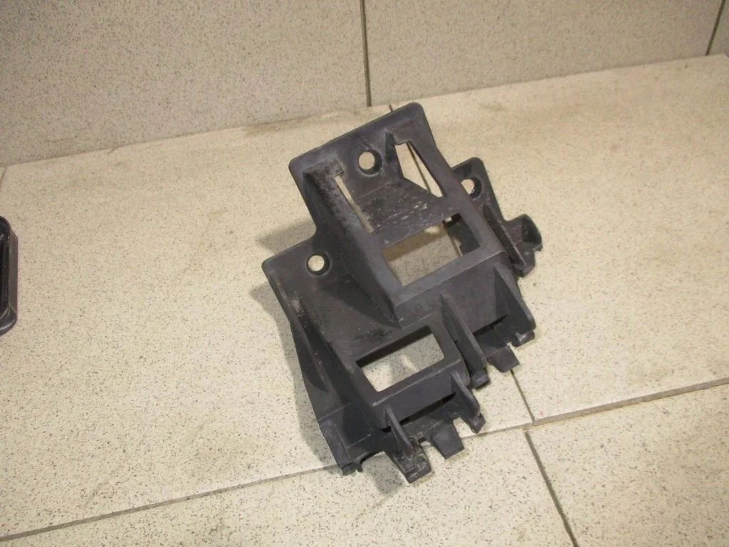 Кронштейн заднего бампера левый Volkswagen Jetta A6