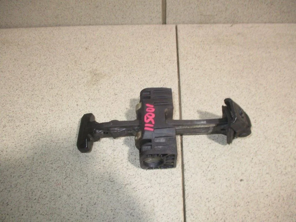 Ограничитель двери Volkswagen Jetta A6