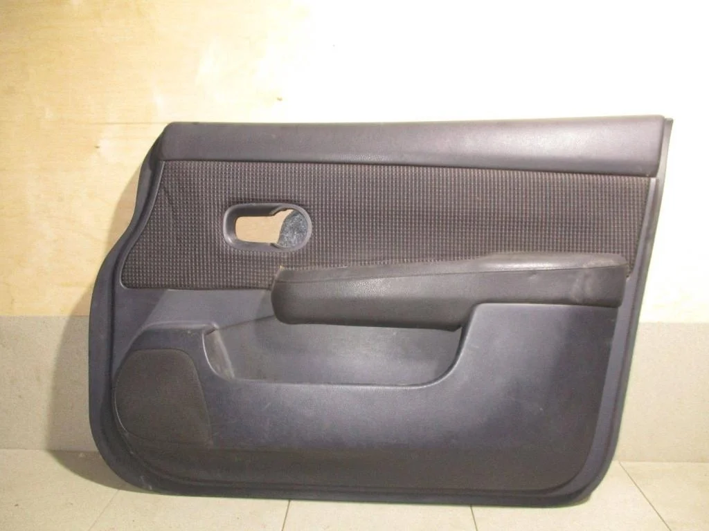 Обшивка двери передней правой Nissan Tiida 2012 C11