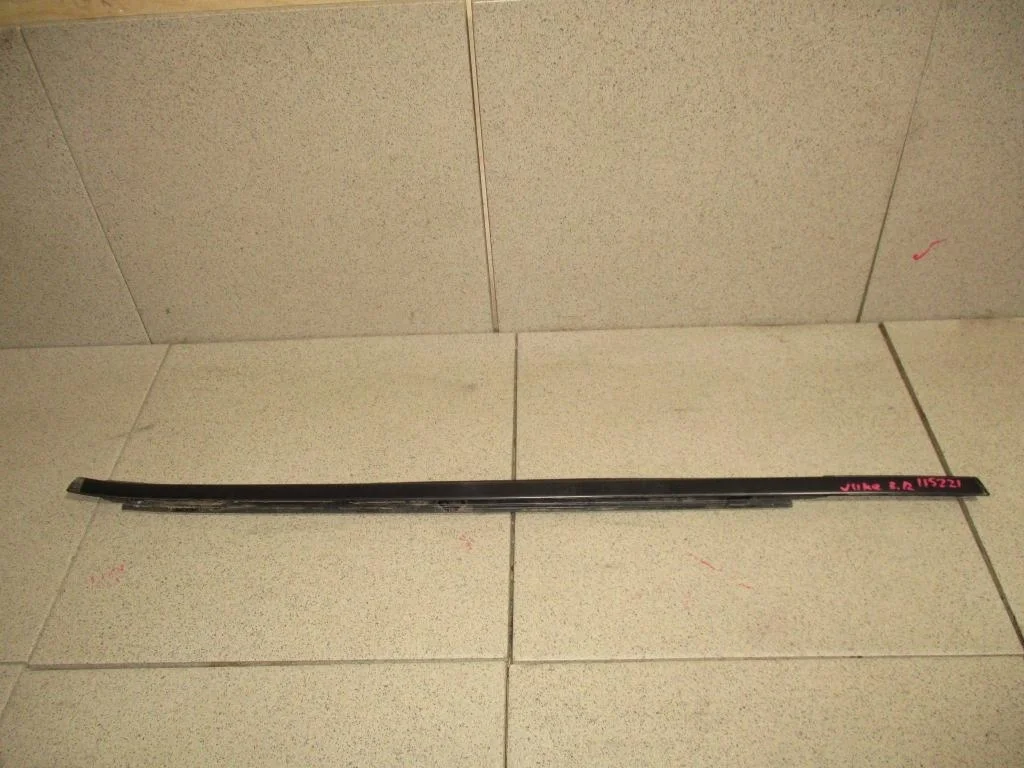 Накладка стекла заднего правого Nissan Juke 2011 F15