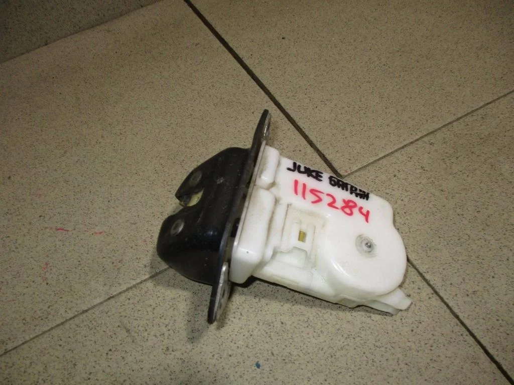 Замок багажника Nissan Juke 2011 F15