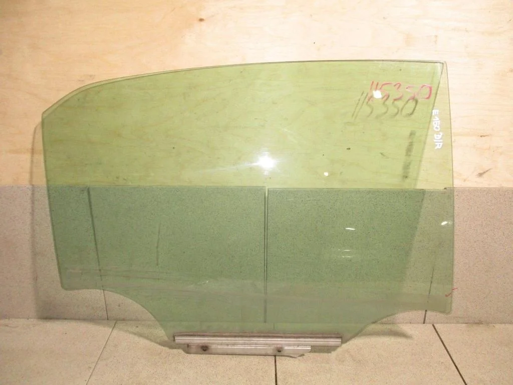 Стекло двери задней правой Toyota Corolla E150