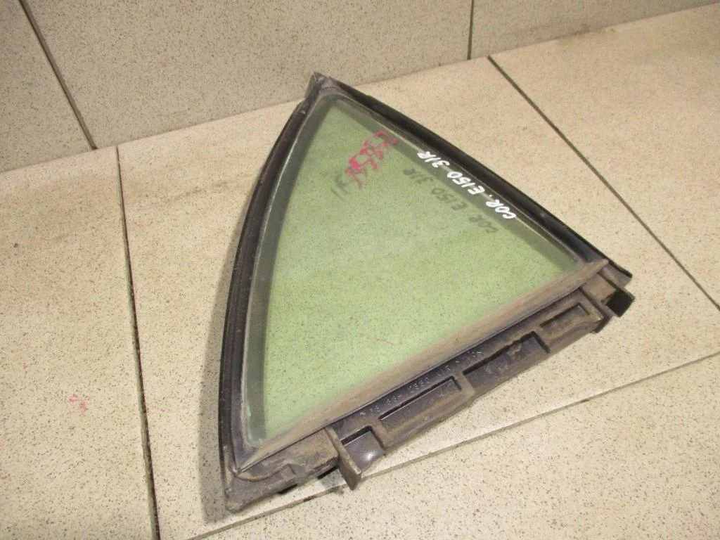 Стекло двери задней правой форточка Toyota Corolla E150