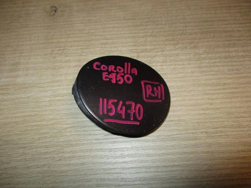 Заглушка буксировочного крюка Toyota Corolla E150