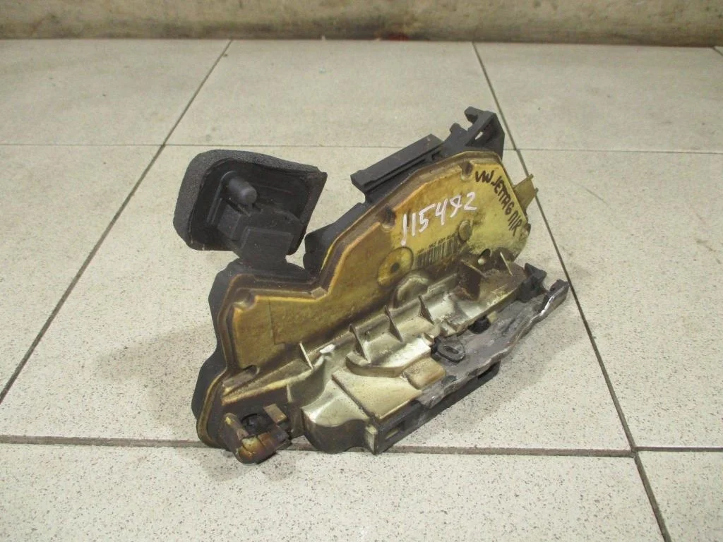 Замок двери передней правой Volkswagen Jetta A6