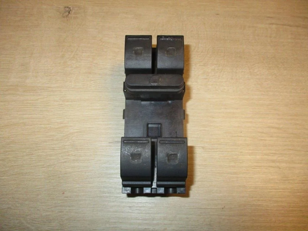 Блок управления стеклоподъемниками Volkswagen Jetta A6