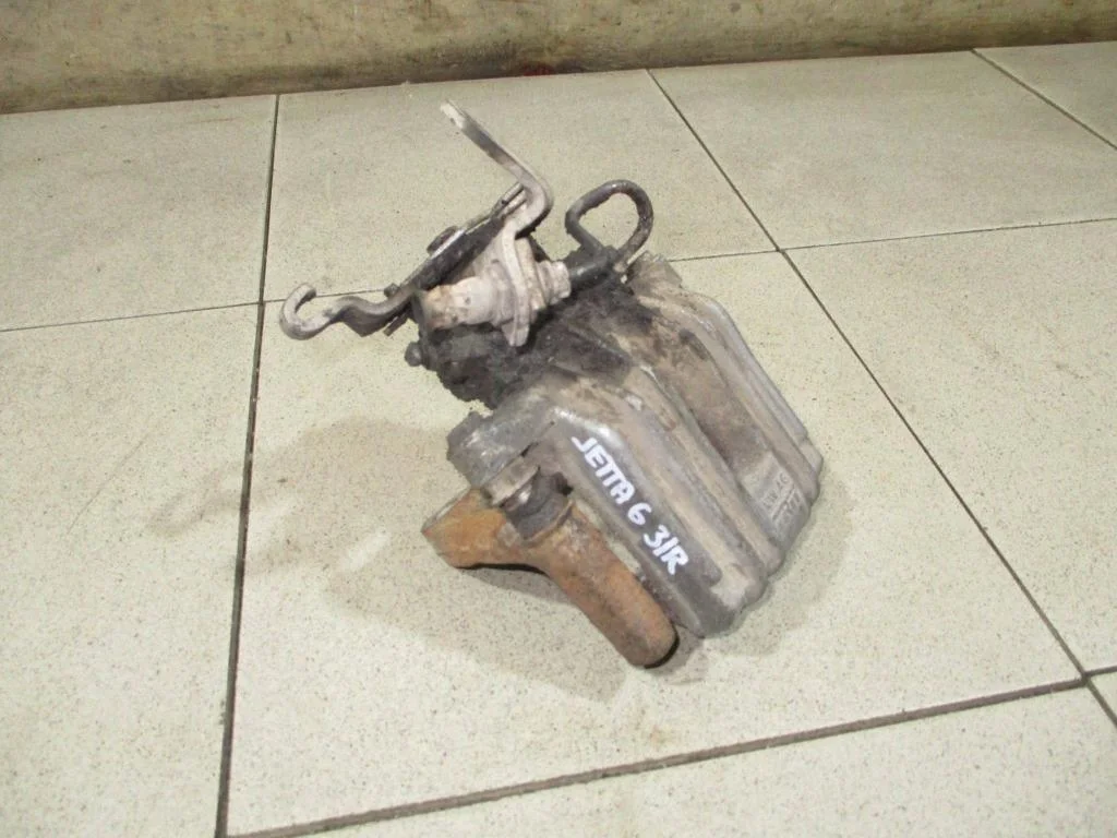 Суппорт задний правый Volkswagen Jetta A6