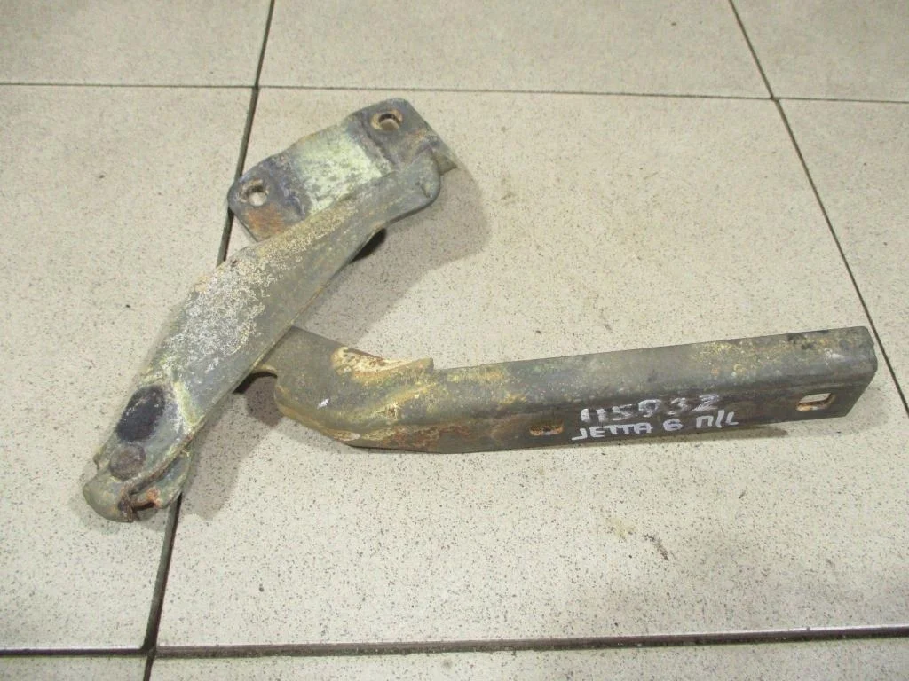 Петля капота левая Volkswagen Jetta A6
