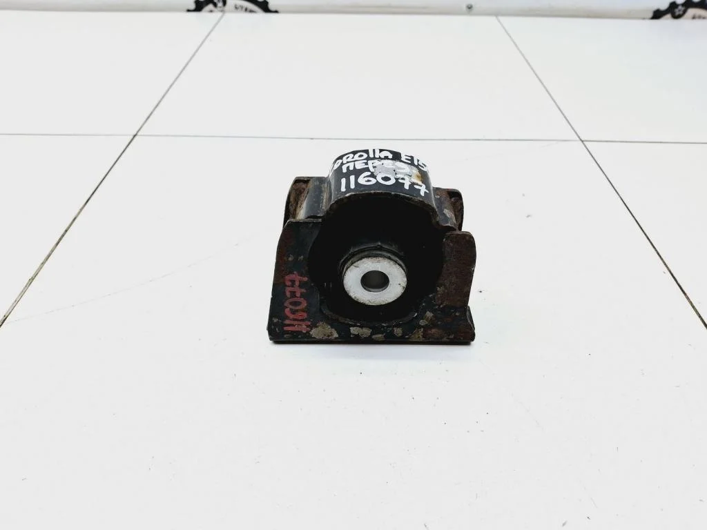 Опора двигателя передняя Toyota Corolla E150