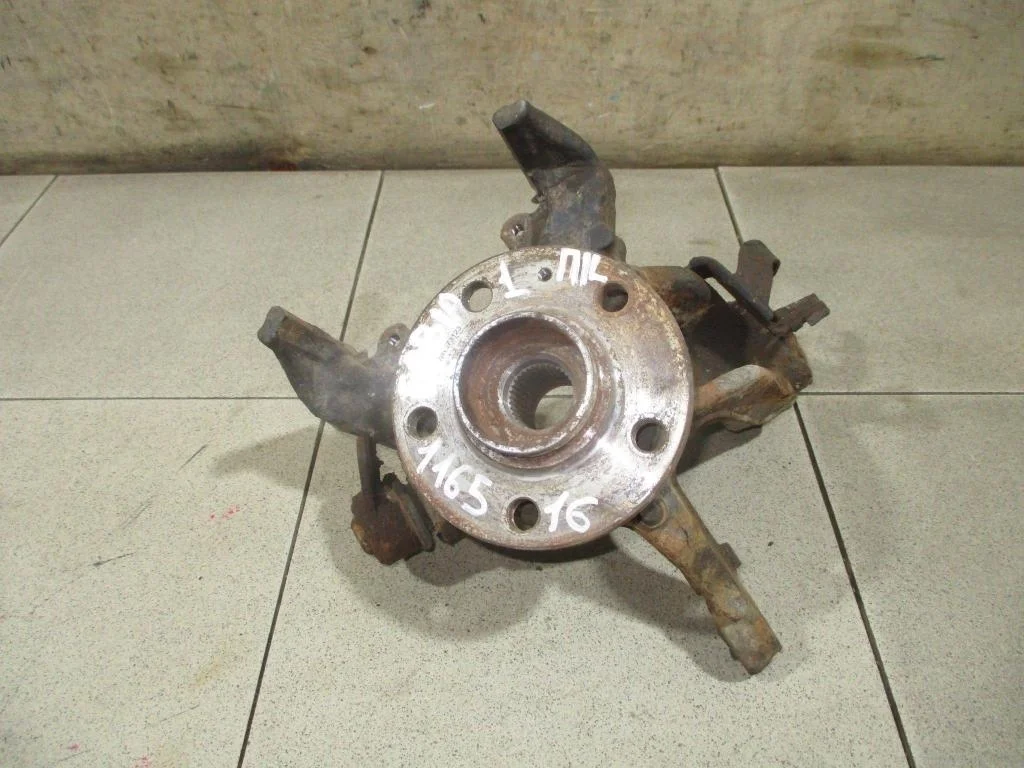 Кулак поворотный передний левый Skoda Fabia 1 6Y