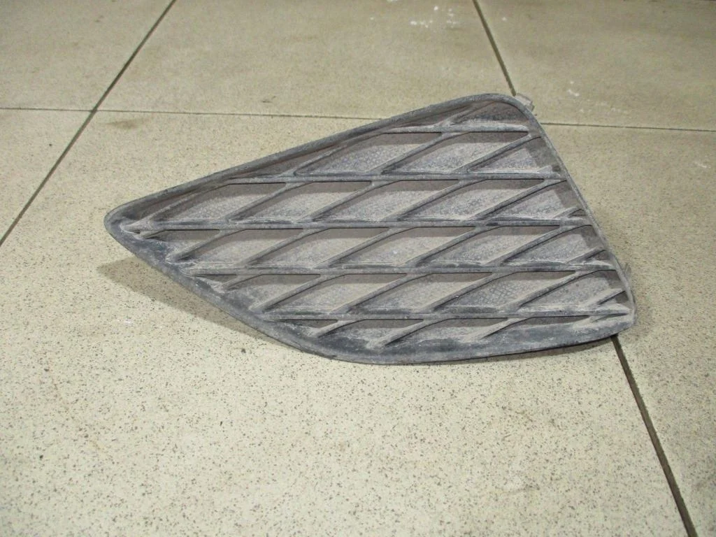 Решетка в бампер правая Toyota Corolla E150