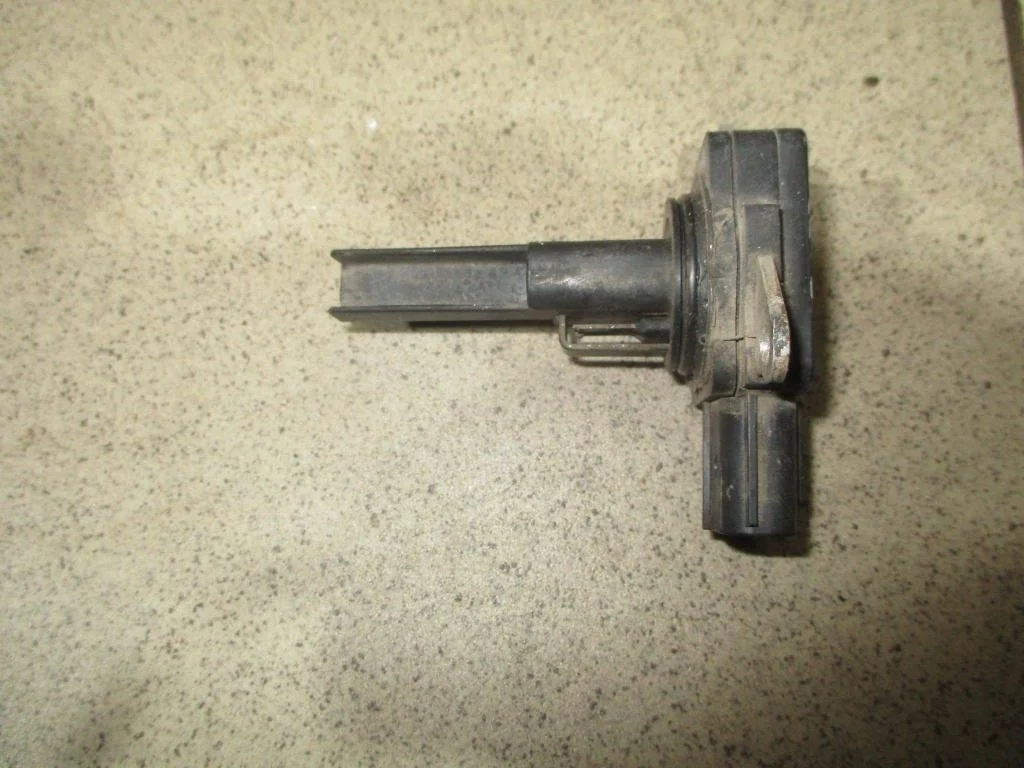 Датчик массового расхода воздуха Toyota Corolla E150