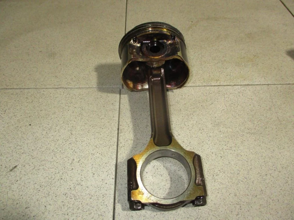 Поршень с шатуном Nissan Juke F15