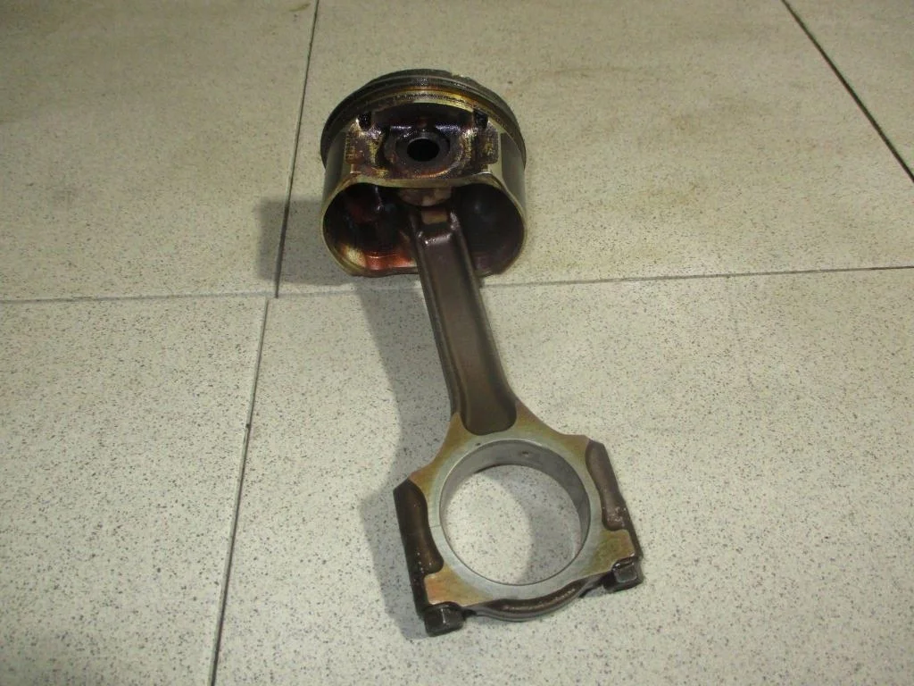 Поршень с шатуном Nissan Juke F15