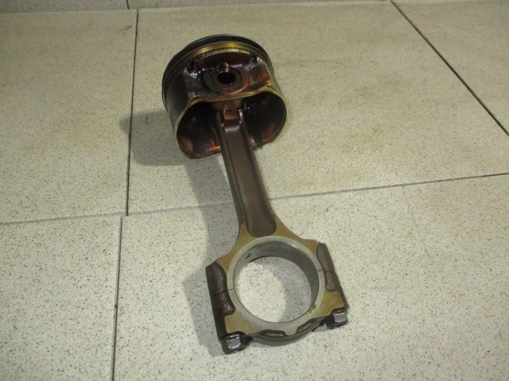 Поршень с шатуном Nissan Juke F15