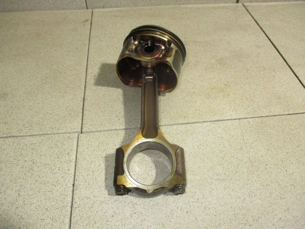 Поршень с шатуном Nissan Juke F15