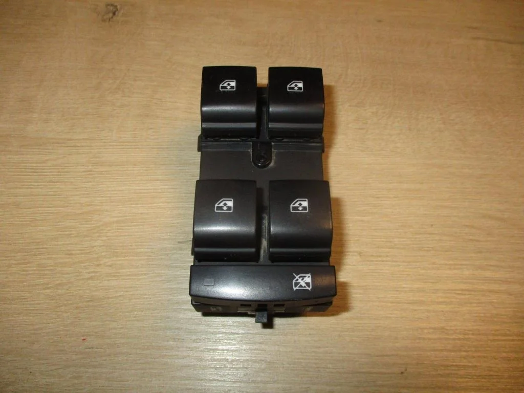 Блок управления стеклоподъемниками Opel Zafira 2012 C