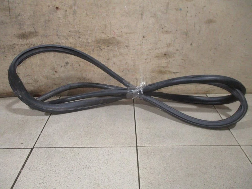 Уплотнитель двери Toyota Camry 2016 XV50