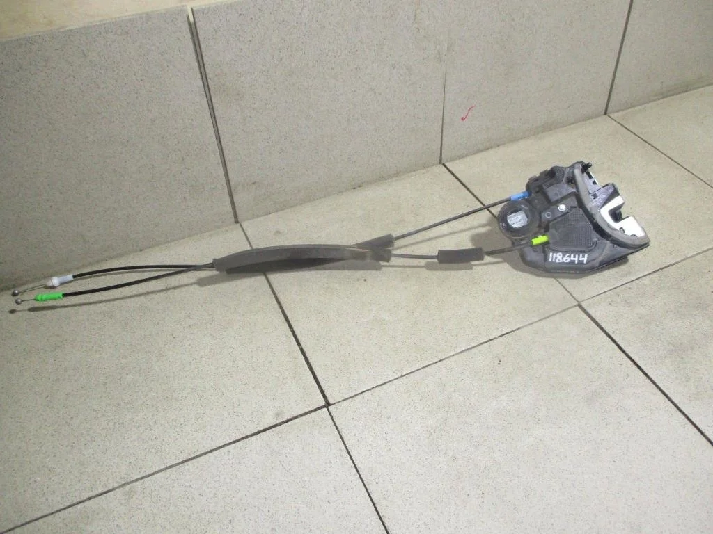 Замок двери задней левой Toyota Camry XV50