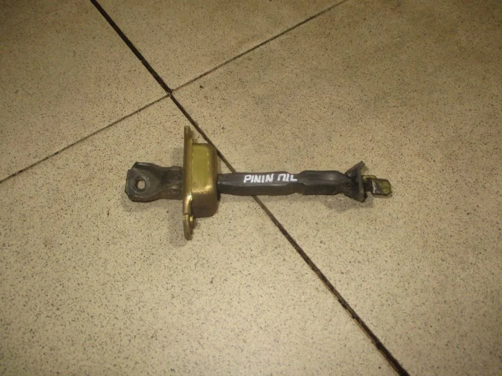 Ограничитель двери Mitsubishi Pajero Pinin