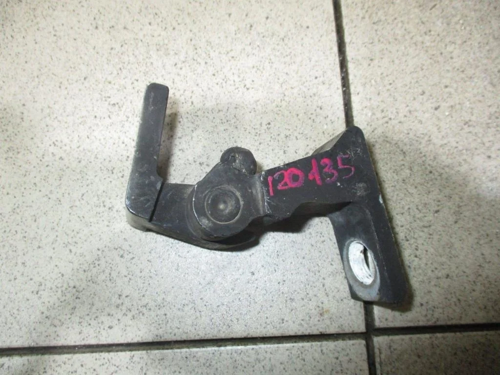 Петля двери Volkswagen Polo 5