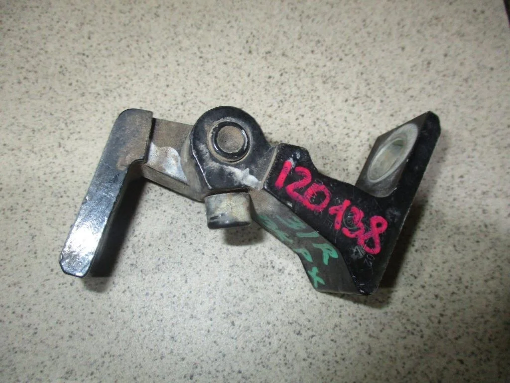 Петля двери Volkswagen Polo 5