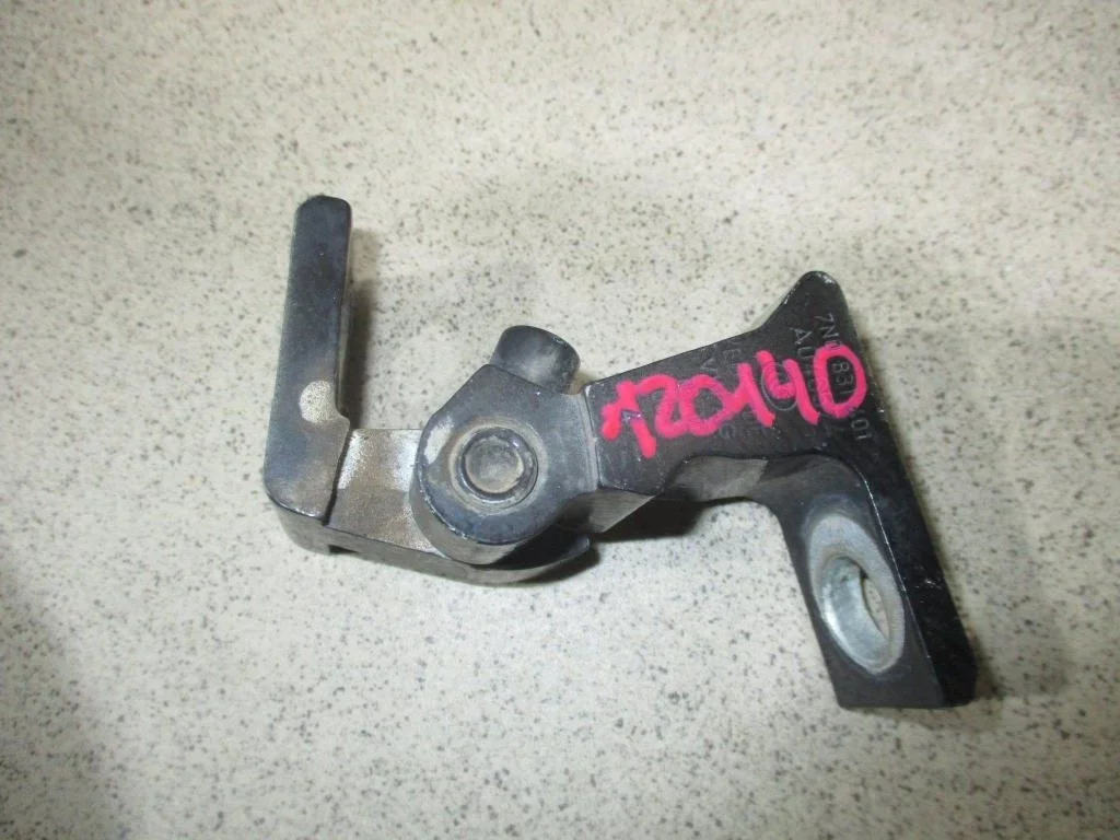 Петля двери Volkswagen Polo 5