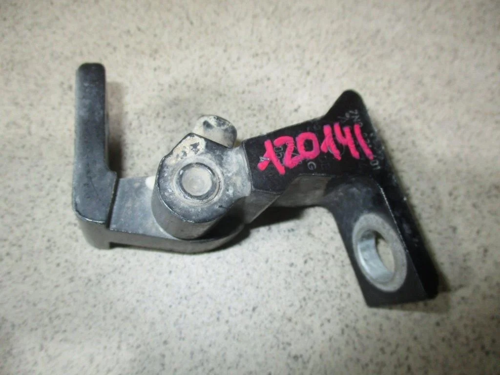 Петля двери Volkswagen Polo 5