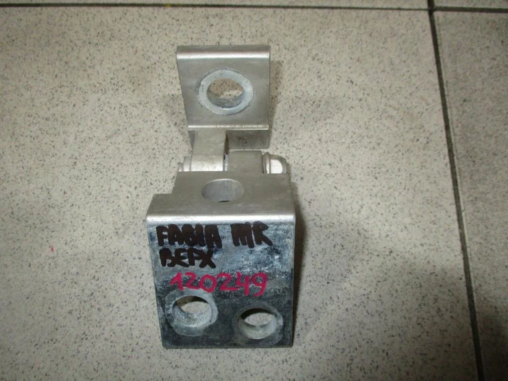 Петля двери Skoda Fabia 1 6Y