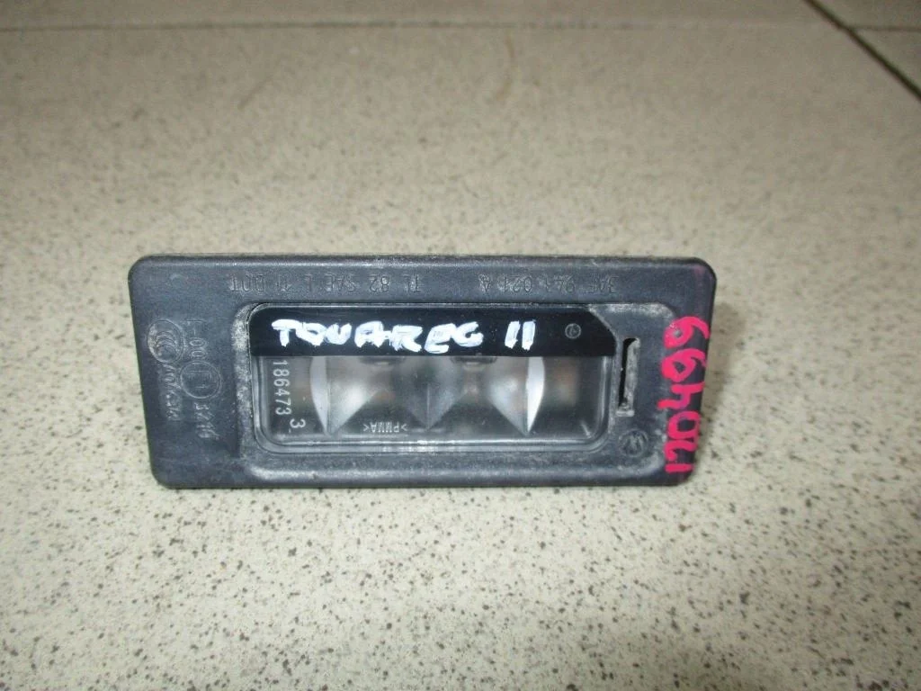 Фонарь подсветки номера Volkswagen Touareg 2 2016 FL, NF