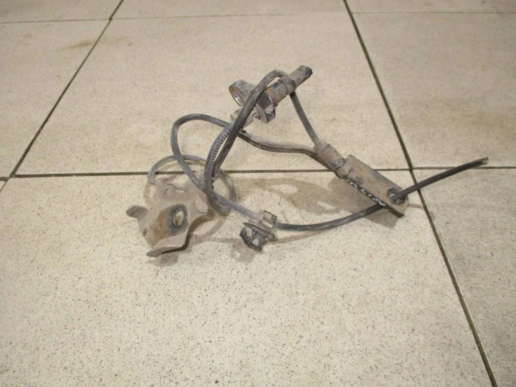 Датчик abs передний правый Toyota Corolla E150