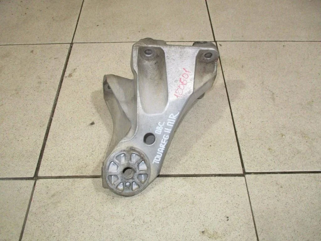 Кронштейн двигателя правый Volkswagen Touareg 2 2016 FL, NF