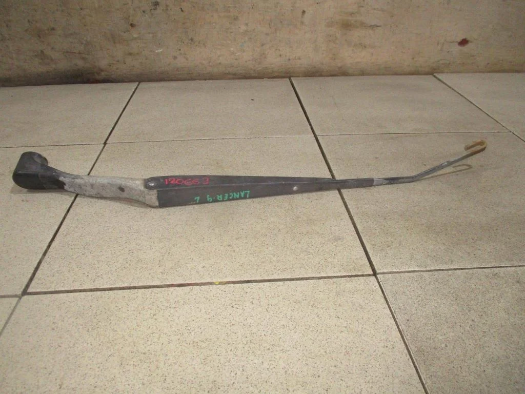 Поводок стеклоочистителя передний левый Mitsubishi Lancer 9 CS