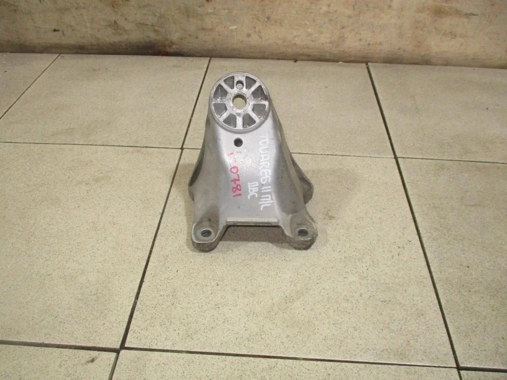 Кронштейн двигателя левый Volkswagen Touareg 2 2016 FL, NF