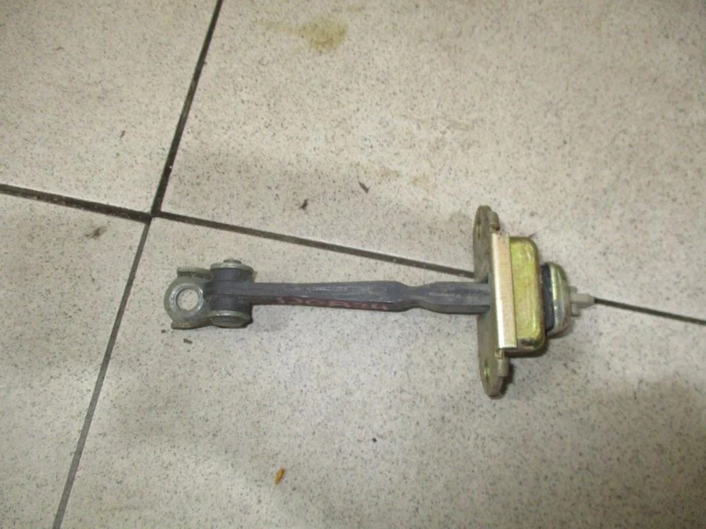 Ограничитель двери Nissan Primera P12