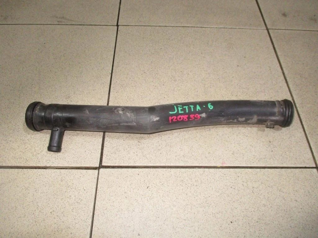 Трубка системы охлаждения Volkswagen Jetta A6