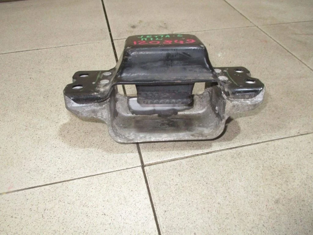 Опора кпп левая Volkswagen Jetta A6