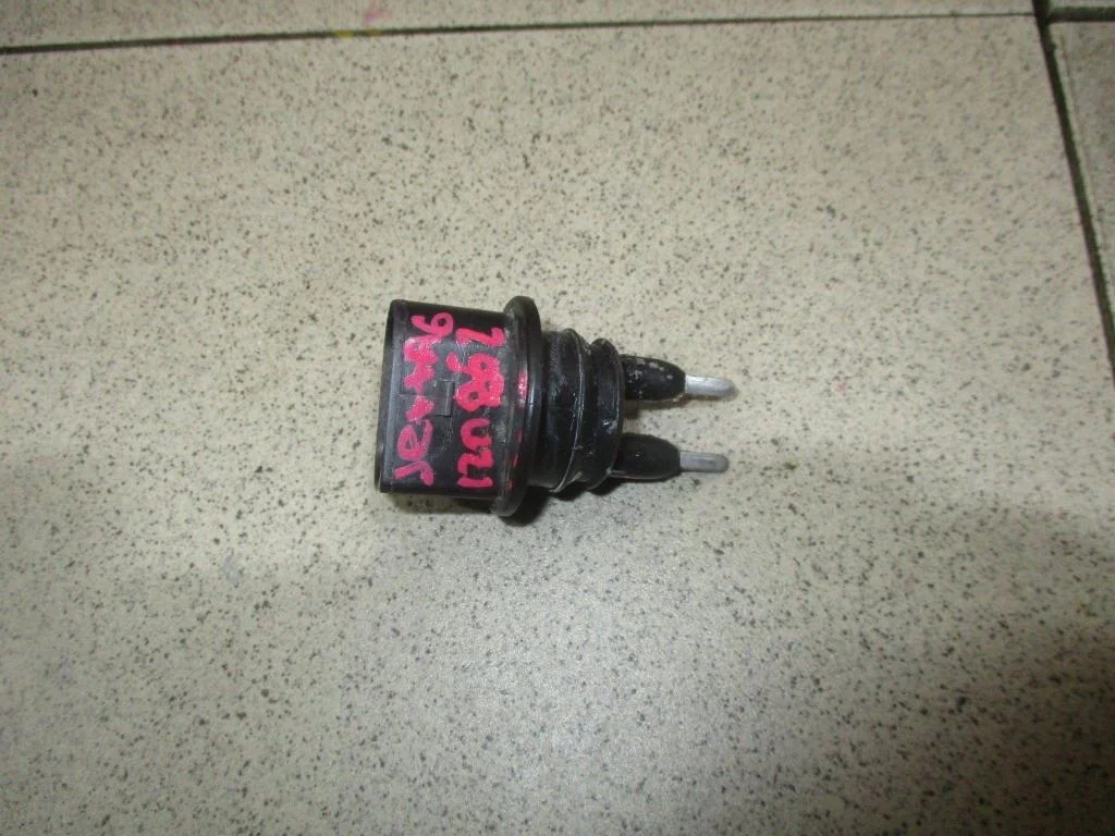 Датчик уровня бачок омывателя Volkswagen Jetta A6