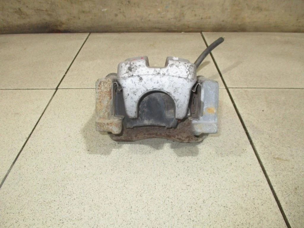 Суппорт задний правый Toyota Camry XV50