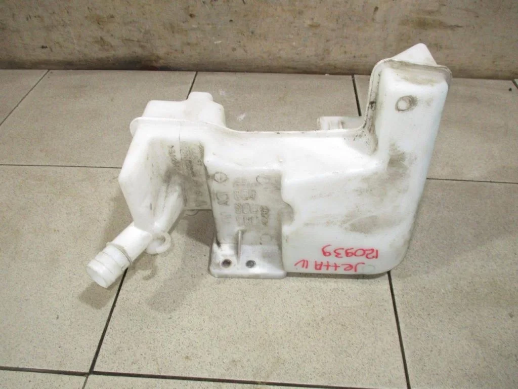 Бачок омывателя лобового стекла Volkswagen Jetta 2011 A6