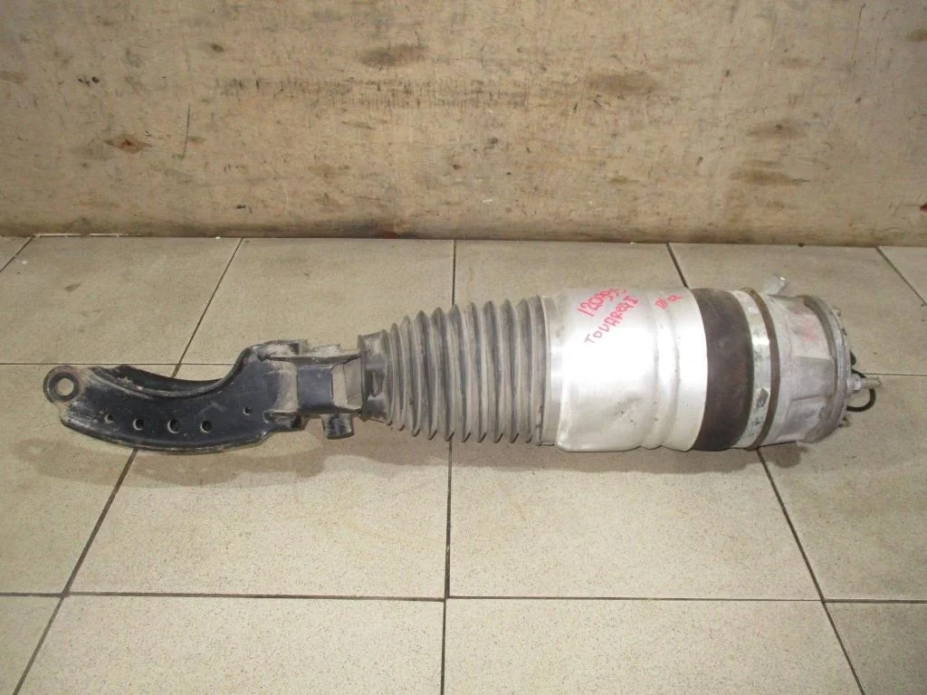 Амортизатор передний правый Volkswagen Touareg 2 2016 FL, NF