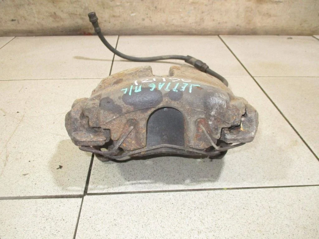 Суппорт передний левый Volkswagen Jetta A6