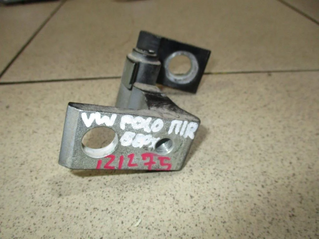 Петля двери Volkswagen Polo 5