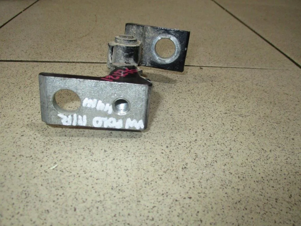 Петля двери Volkswagen Polo 5