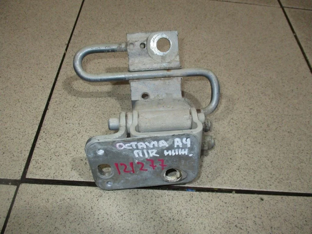Петля двери передней правой нижняя Skoda Octavia 1 A4