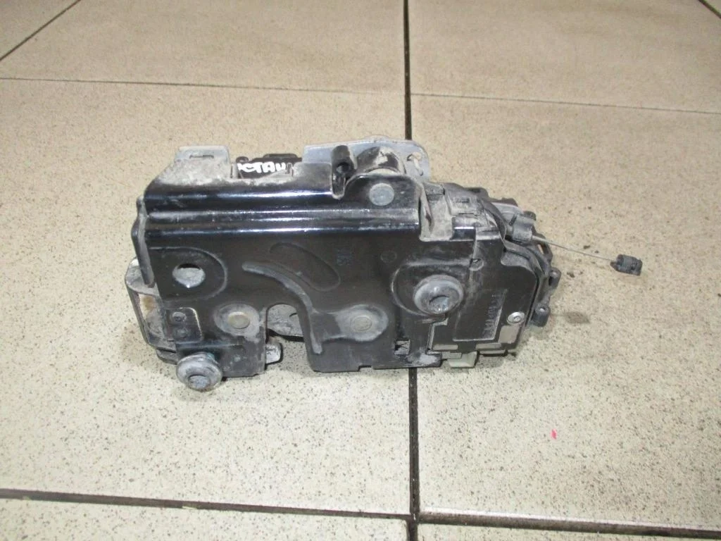 Замок двери задней левой Skoda Octavia 1 A4