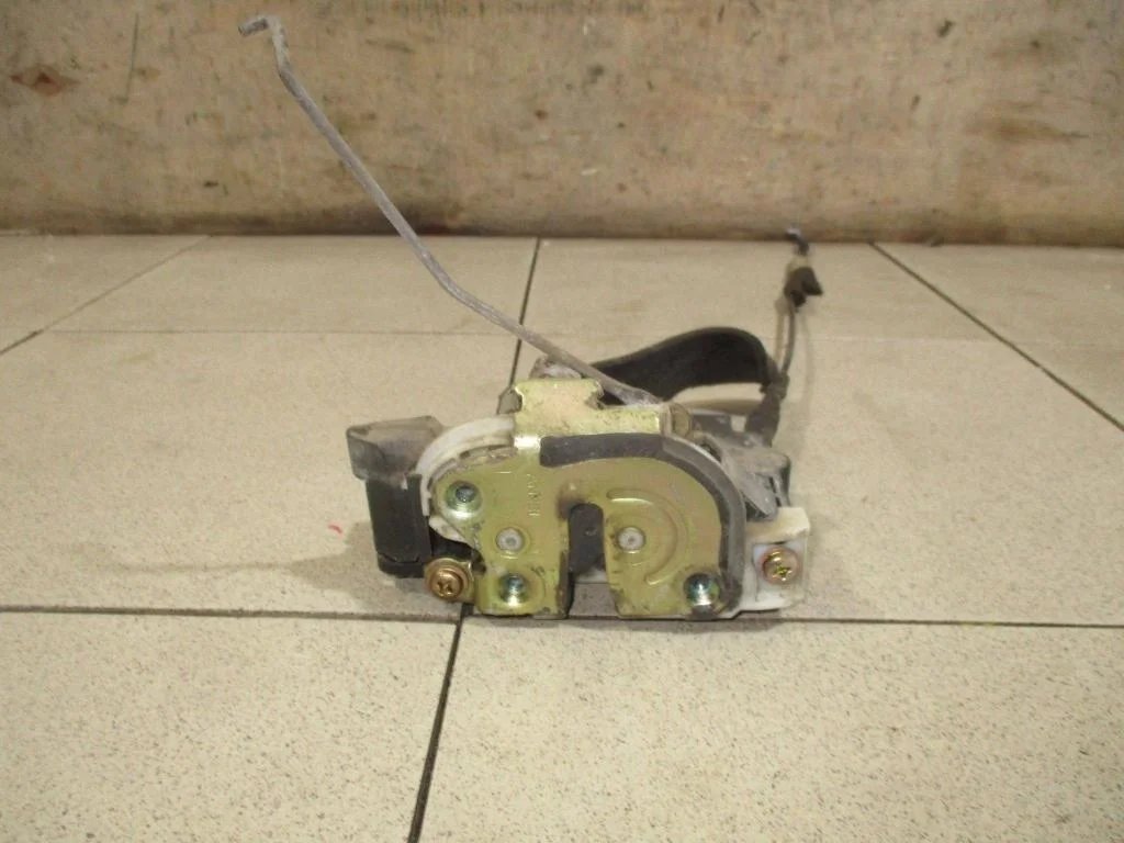 Замок двери передней левой Mitsubishi Lancer 9 CS